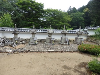 徳源院京極家墓所門中入口横P5260066-P5260078.JPG